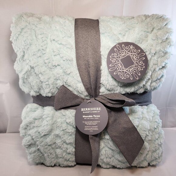 Berkshire Other - Berkshire Wearable Throw 58x64 Seaglass